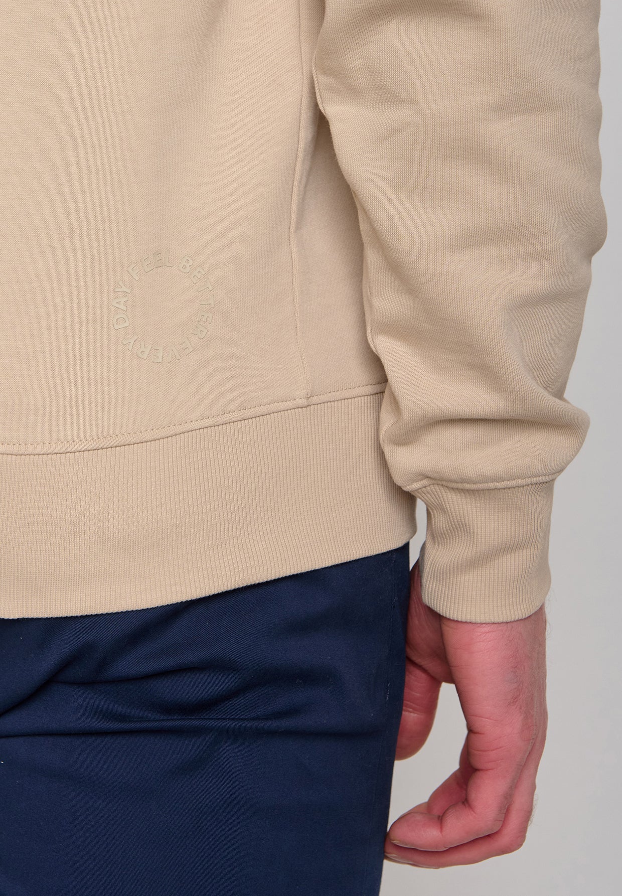 sweat à capuche homme en coton bio GOTS, détail des finitions, beige latte