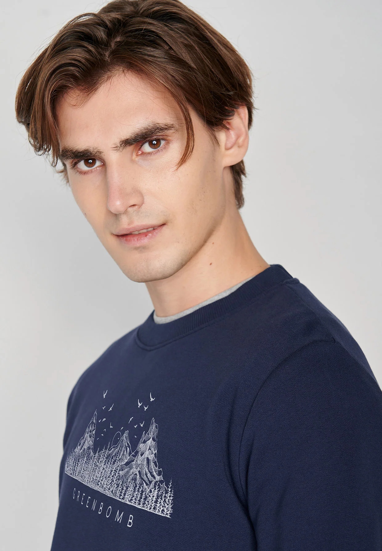 sweat homme GREENBOMB en coton bio, porté de dos, bleu marine