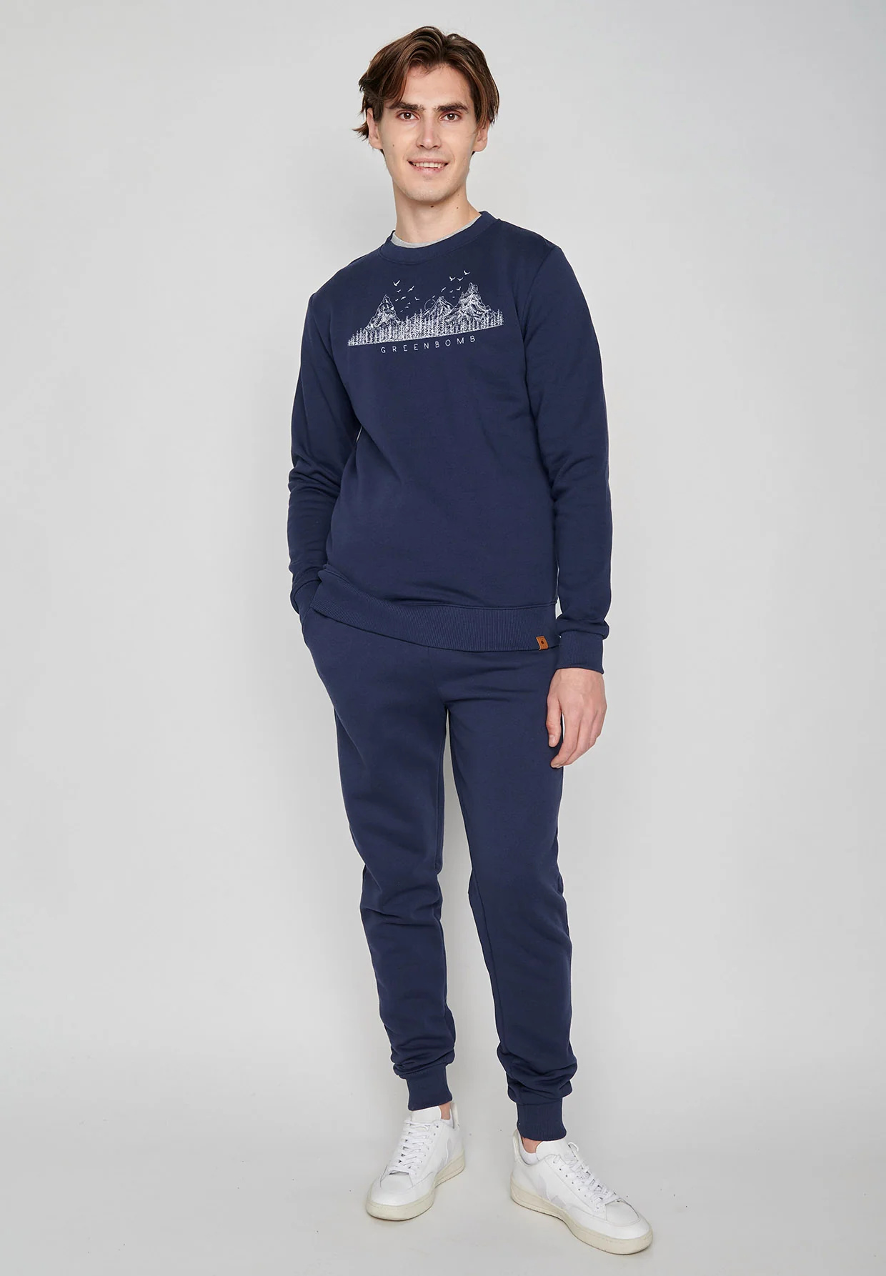 sweat homme en coton bio, vue portée en pied, bleu marine