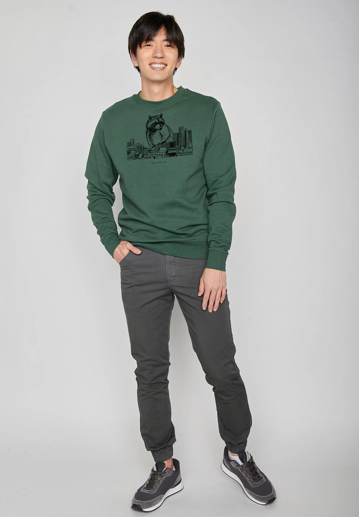 sweat homme en coton bio, vue portée en pied, vert bouteille