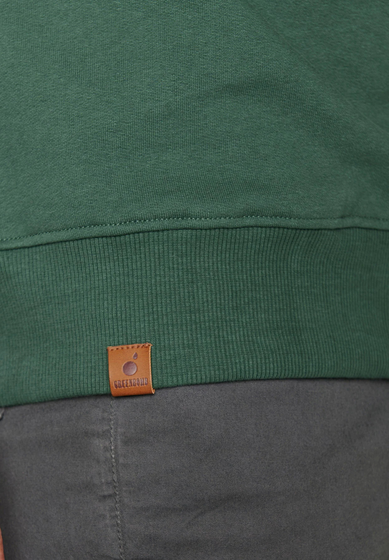 sweat homme en coton bio GOTS, détail des finitions, vert bouteille
