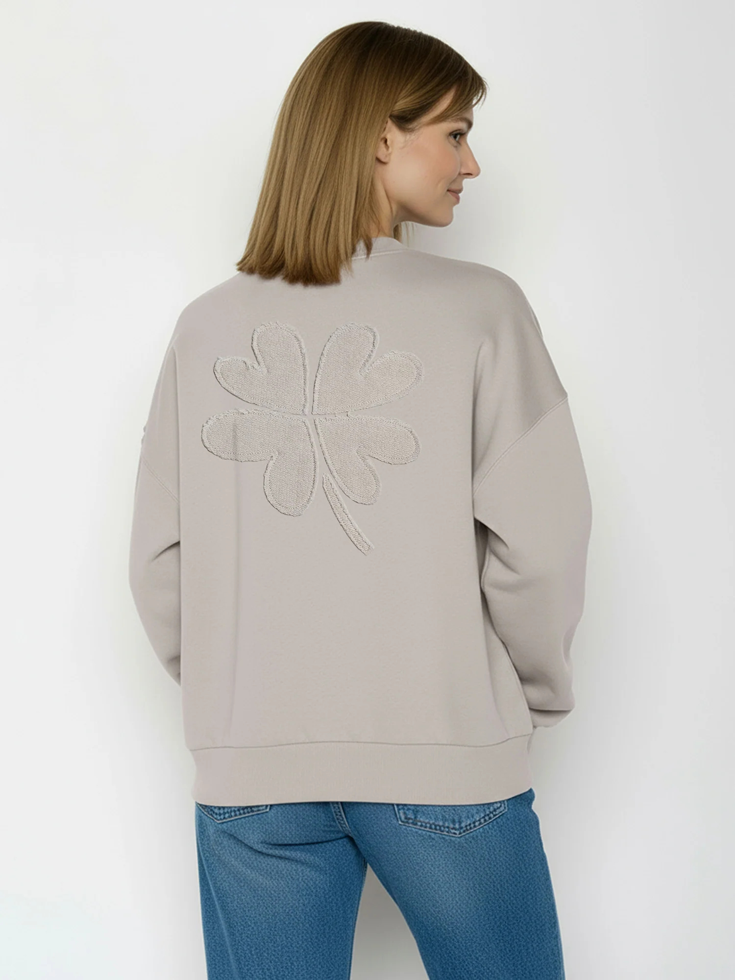 sweat femme GREENBOMB en coton bio porté, trèfle à quatre feuilles ton sur ton, sable