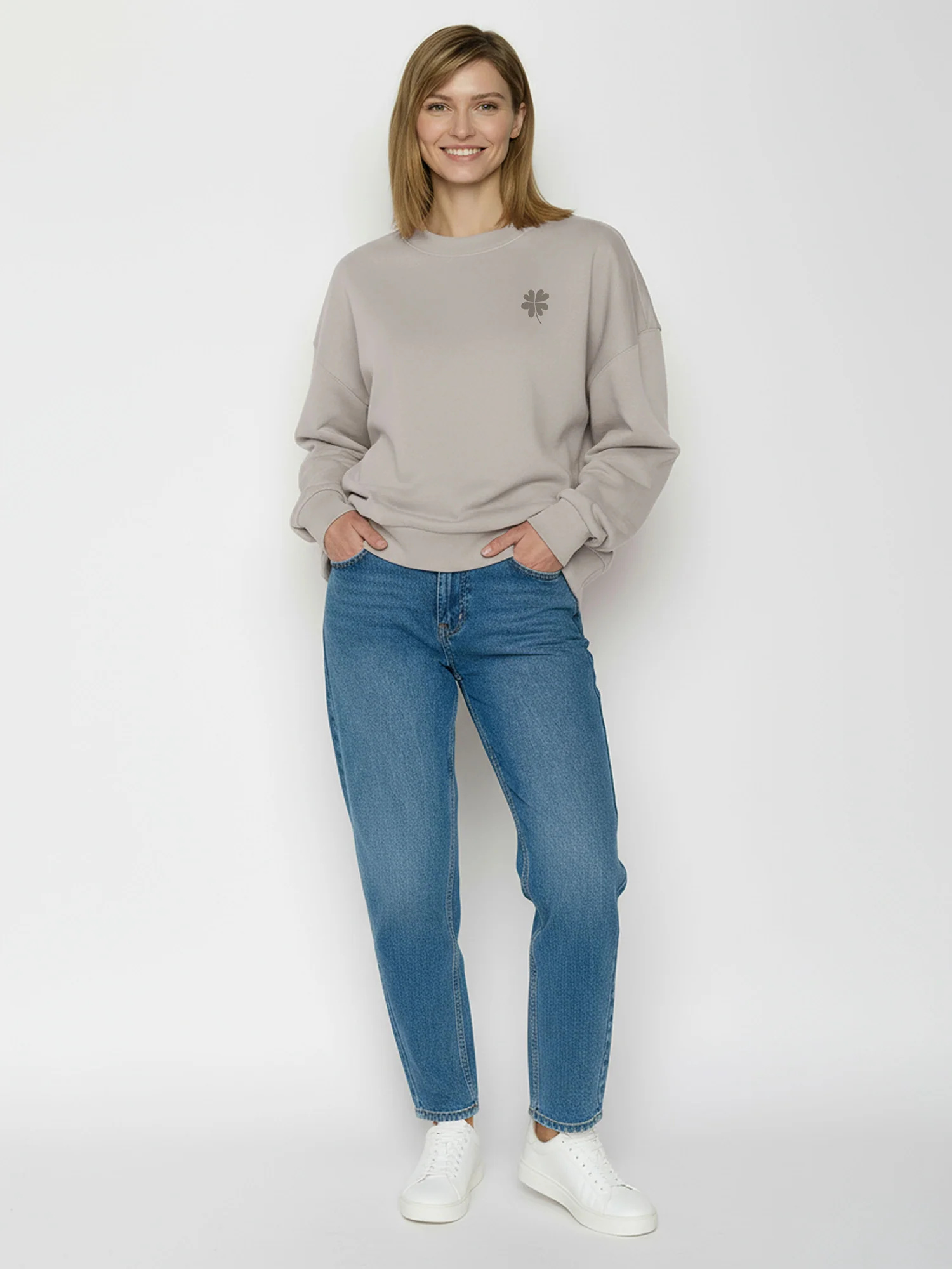 sweat femme en coton bio, vue portée en pied, sable