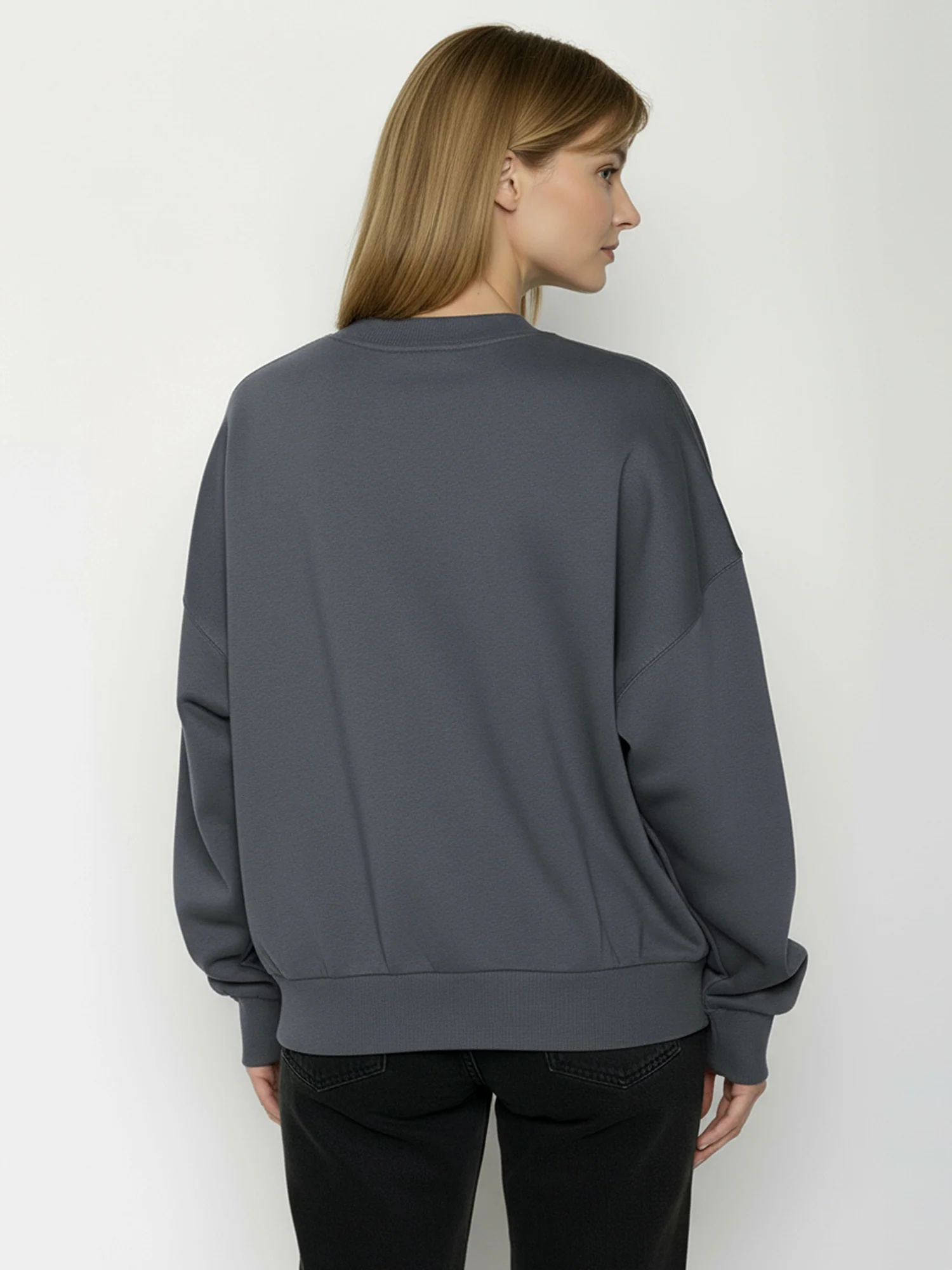 sweat femme en coton bio, vue portée en pied, gris gravier