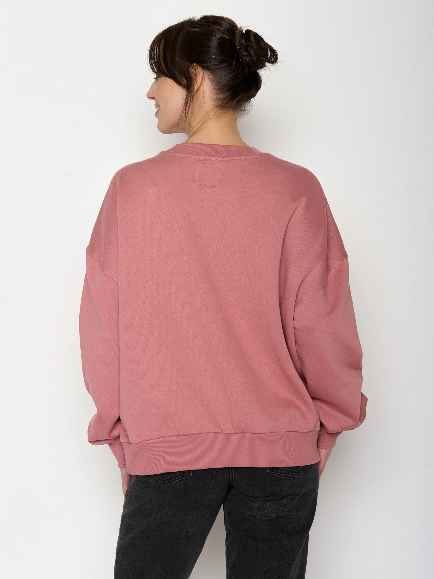 sweat femme en coton bio, vue portée en pied, rose foncé