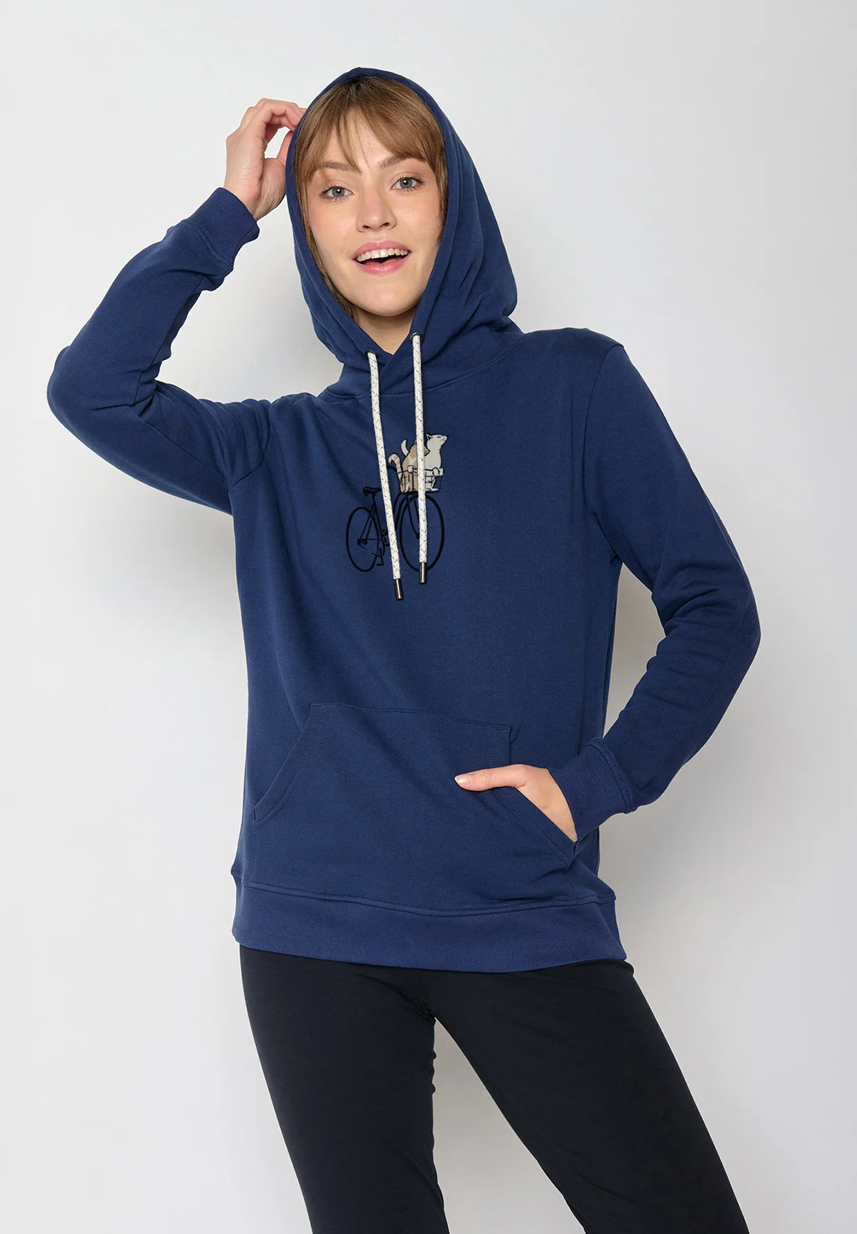 sweat à capuche femme en coton bio GOTS, détail du motif, bleu marine