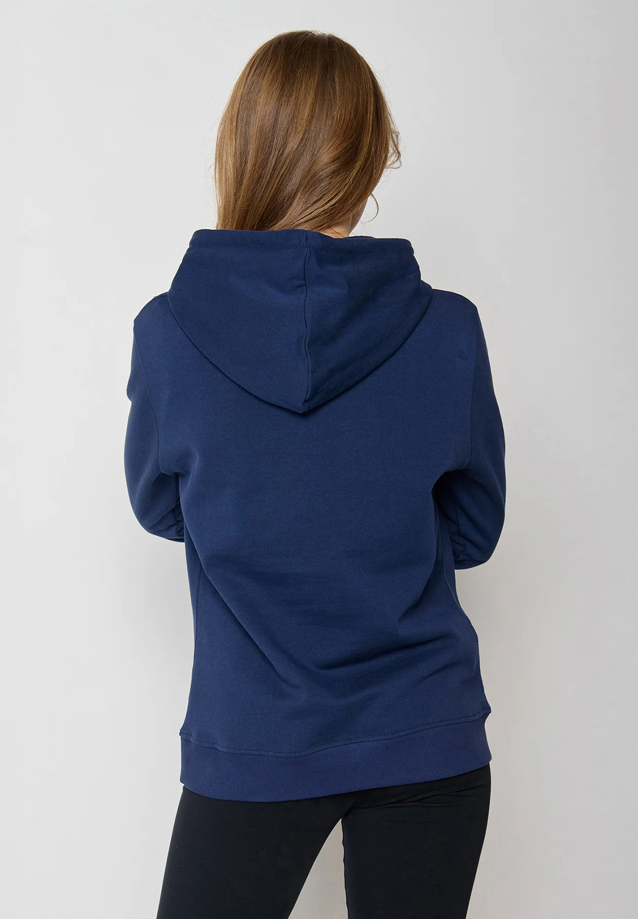 sweat à capuche femme GREENBOMB en coton bio, porté de dos, bleu marine