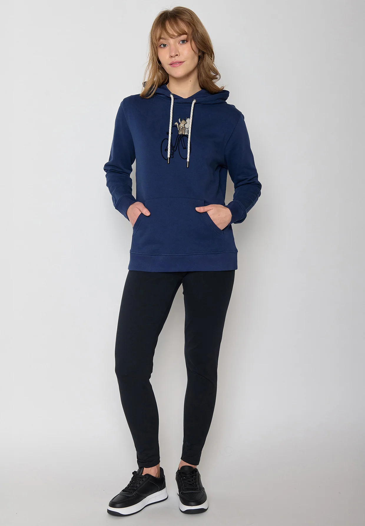 sweat à capuche femme en coton bio, vue portée en pied, bleu marine