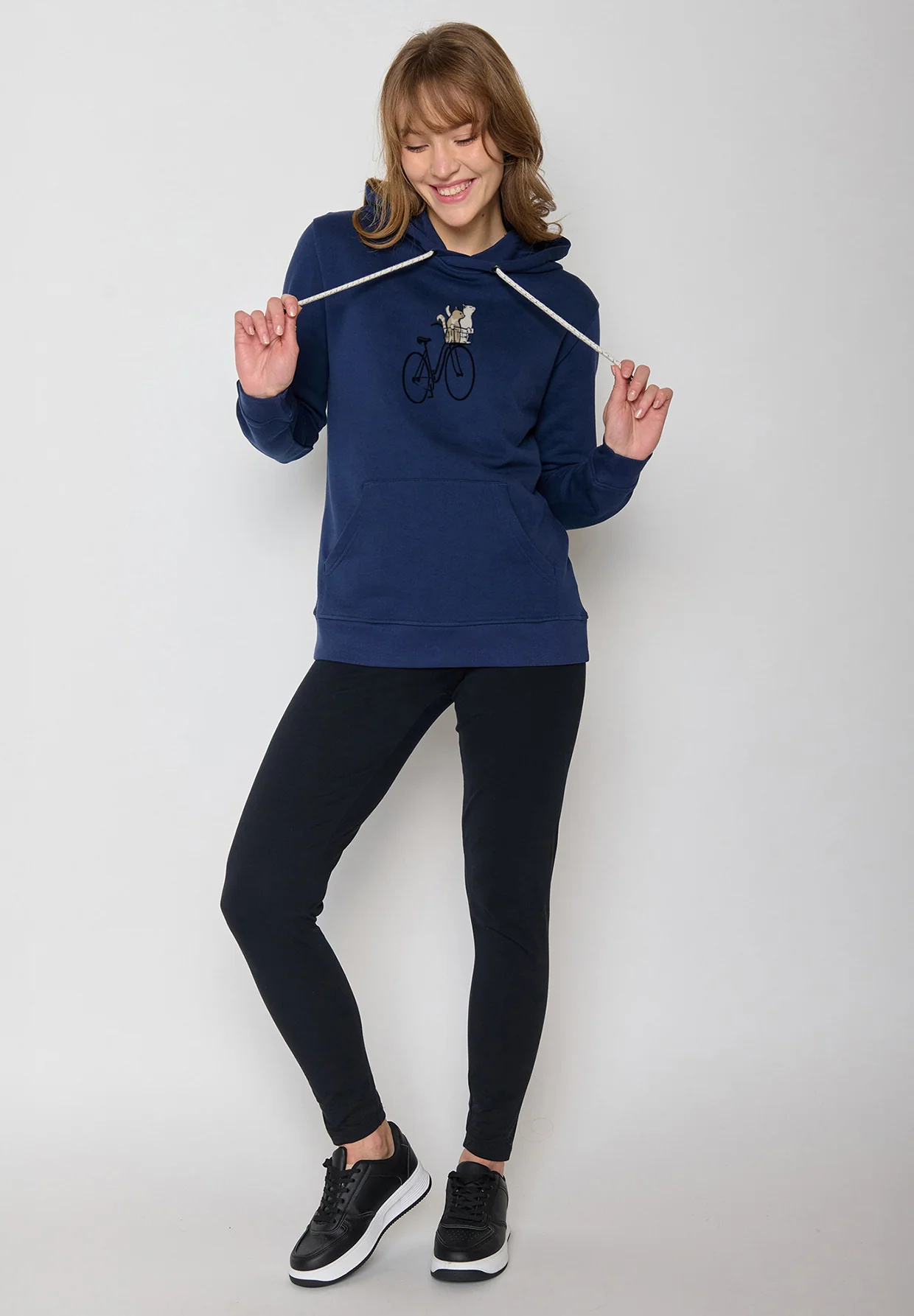 sweat à capuche femme en coton bio GOTS, détail des finitions, bleu marine