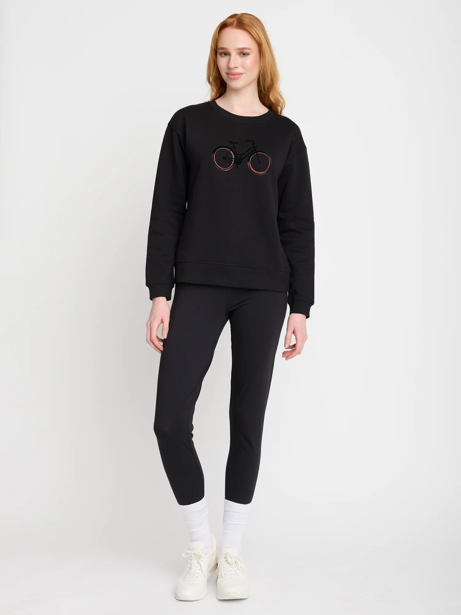sweat femme en coton bio GOTS, détail du motif, noir