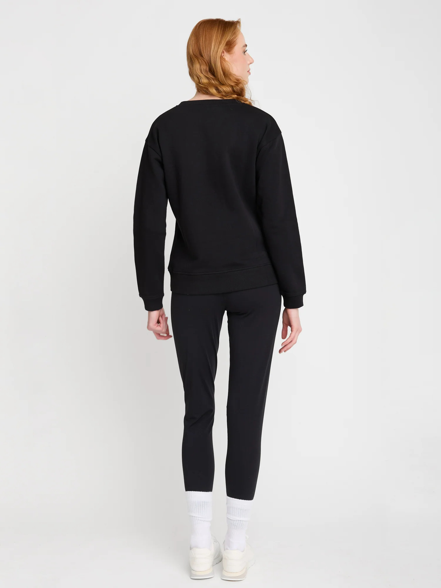 sweat femme GREENBOMB en coton bio, porté de dos, noir