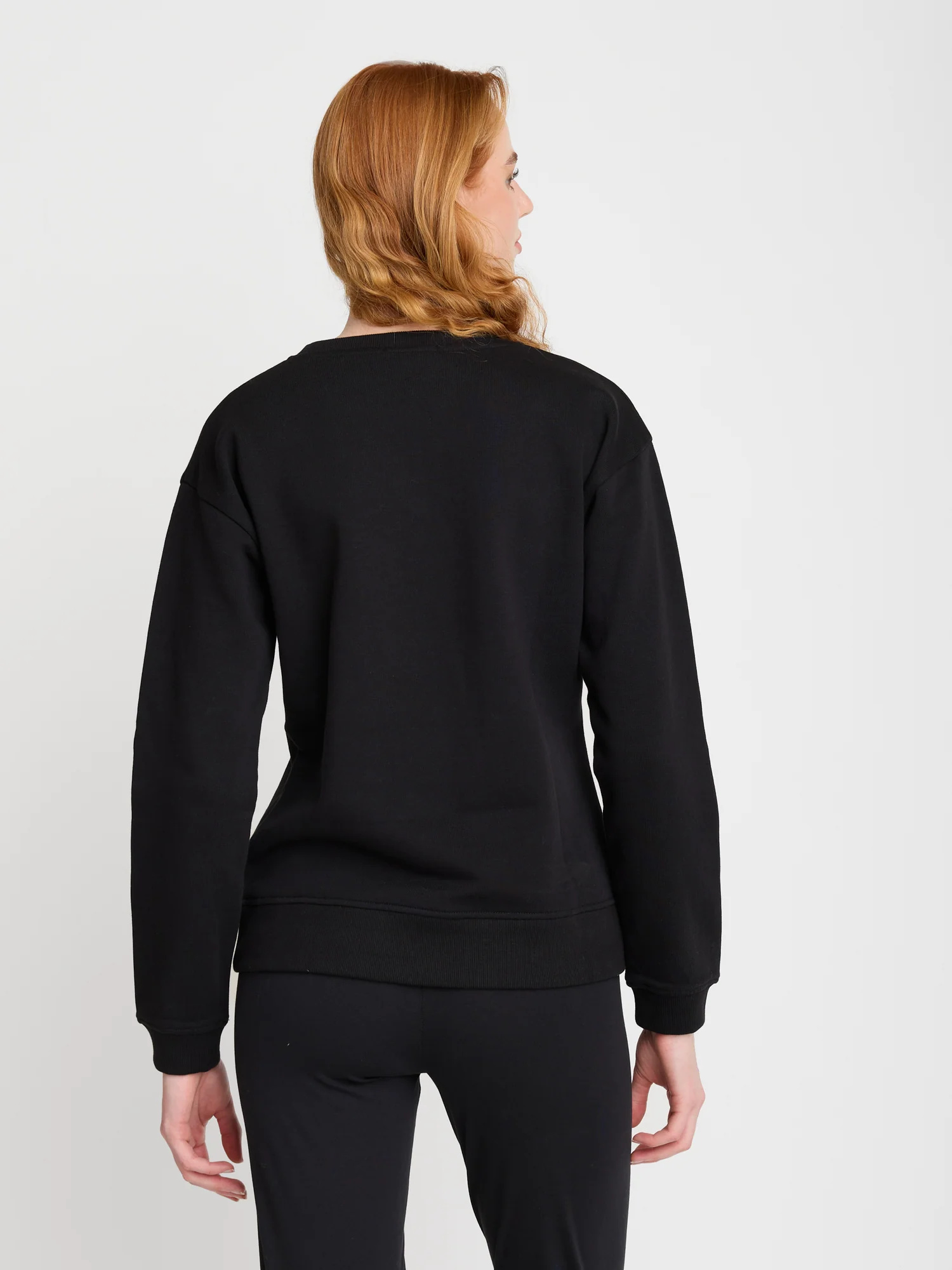 sweat femme en coton bio, vue portée en pied, noir