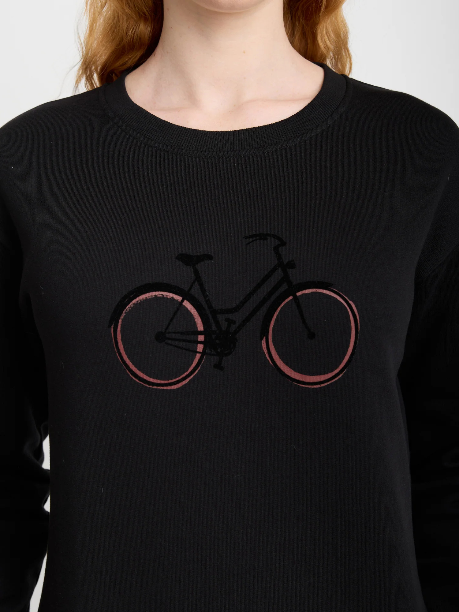 sweat femme en coton bio GOTS, détail des finitions, noir