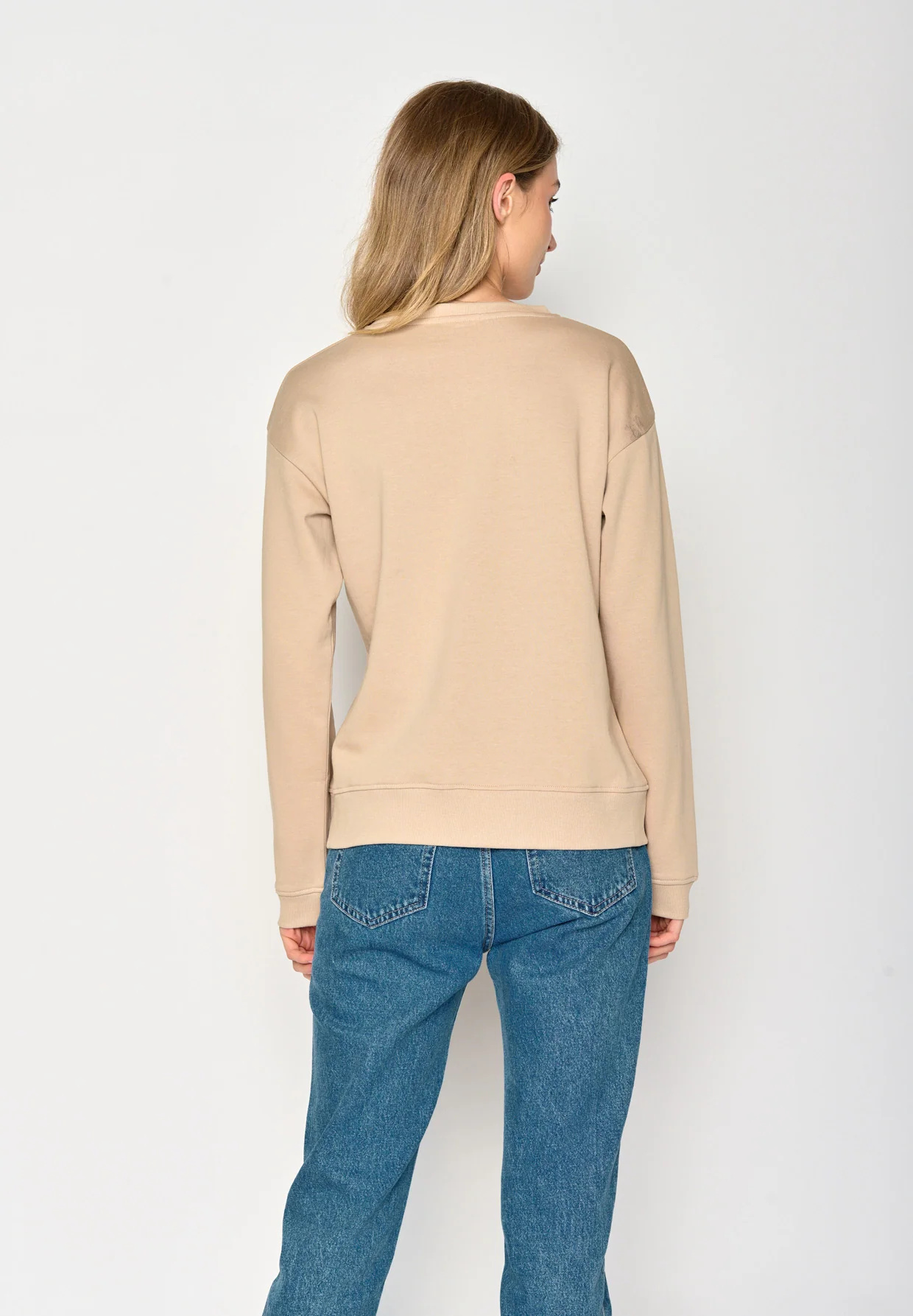 sweat femme en coton bio, vue portée en pied, beige latte