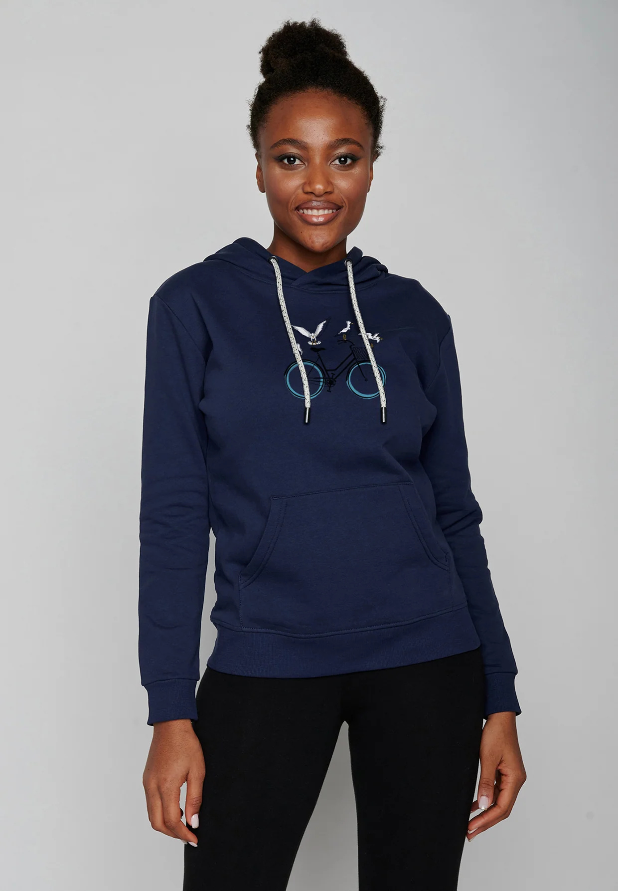 sweat à capuche femme en coton bio GOTS, détail du motif, bleu marine