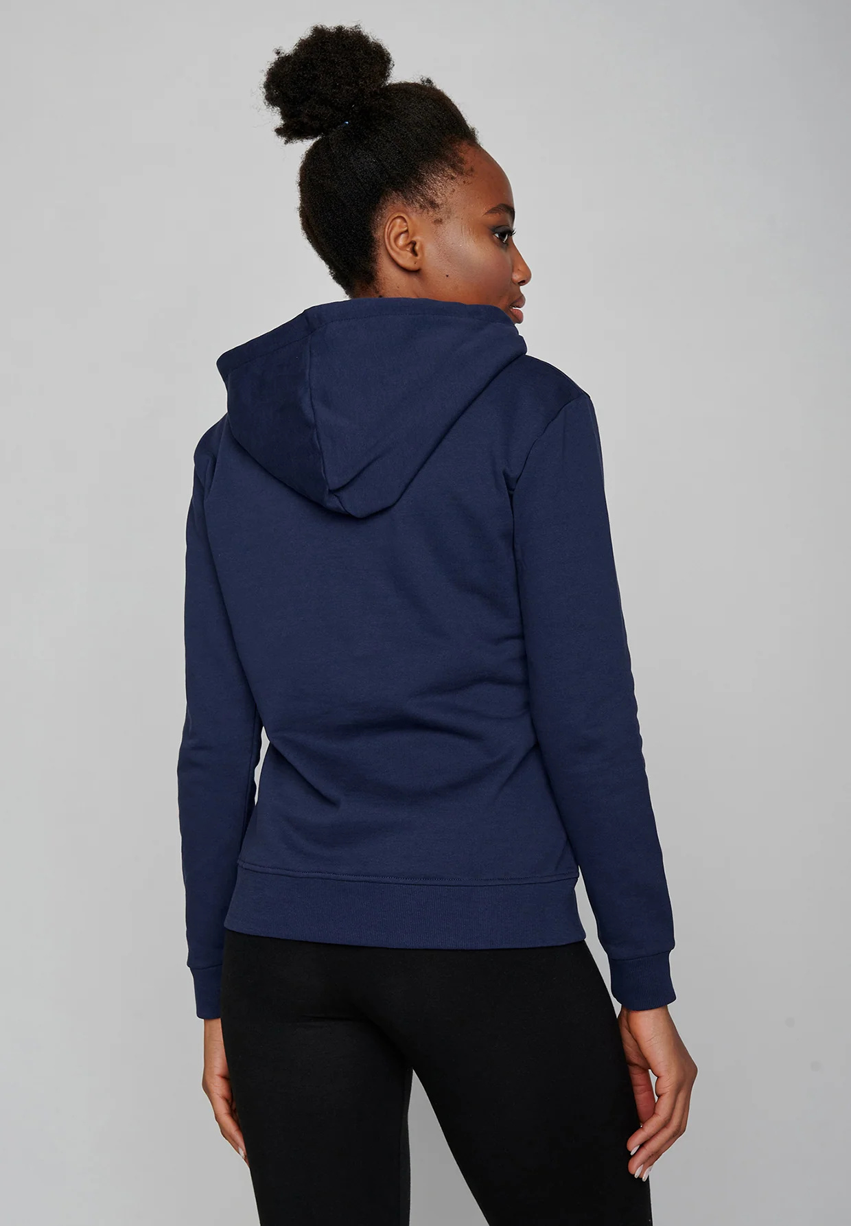 sweat à capuche femme GREENBOMB en coton bio, porté de dos, bleu marine