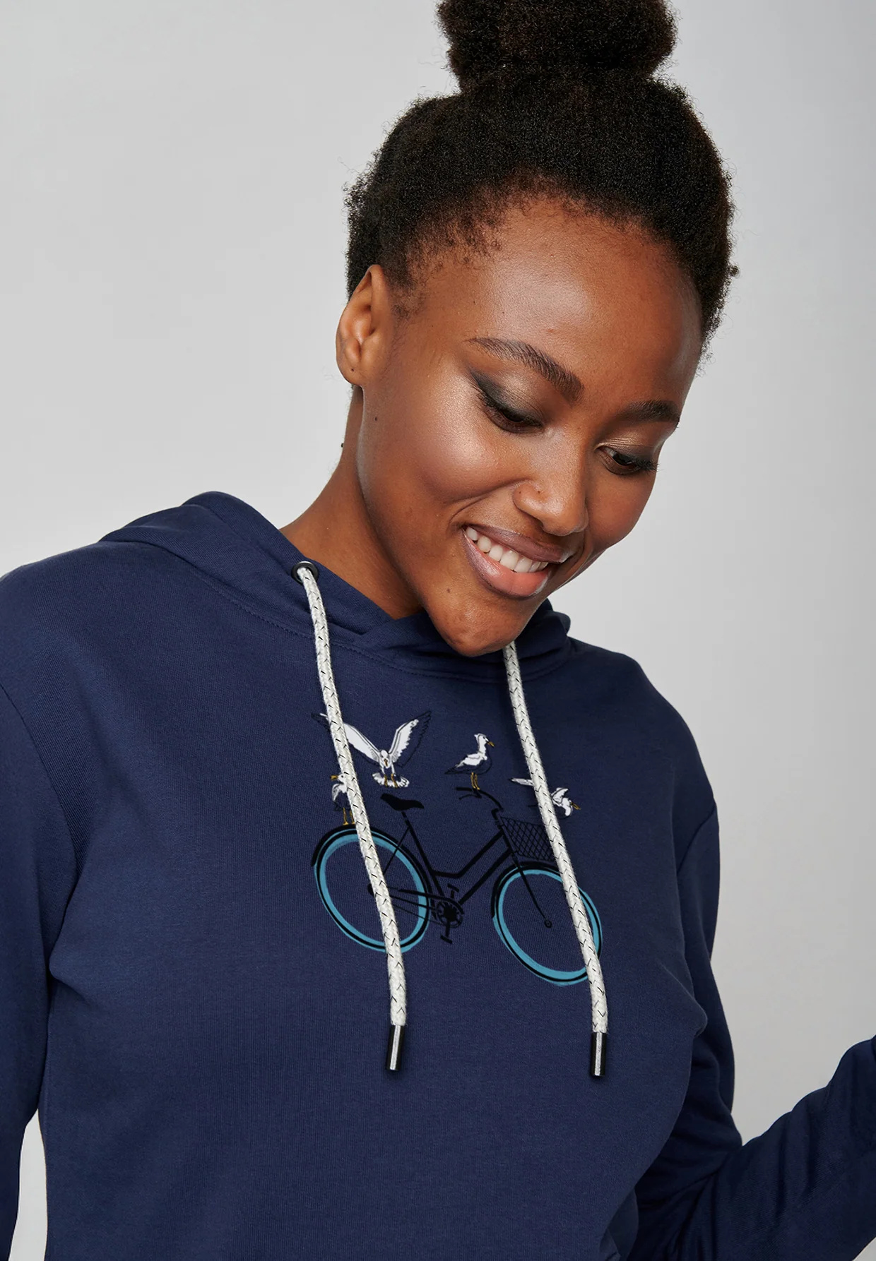 sweat à capuche femme en coton bio, vue portée en pied, bleu marine