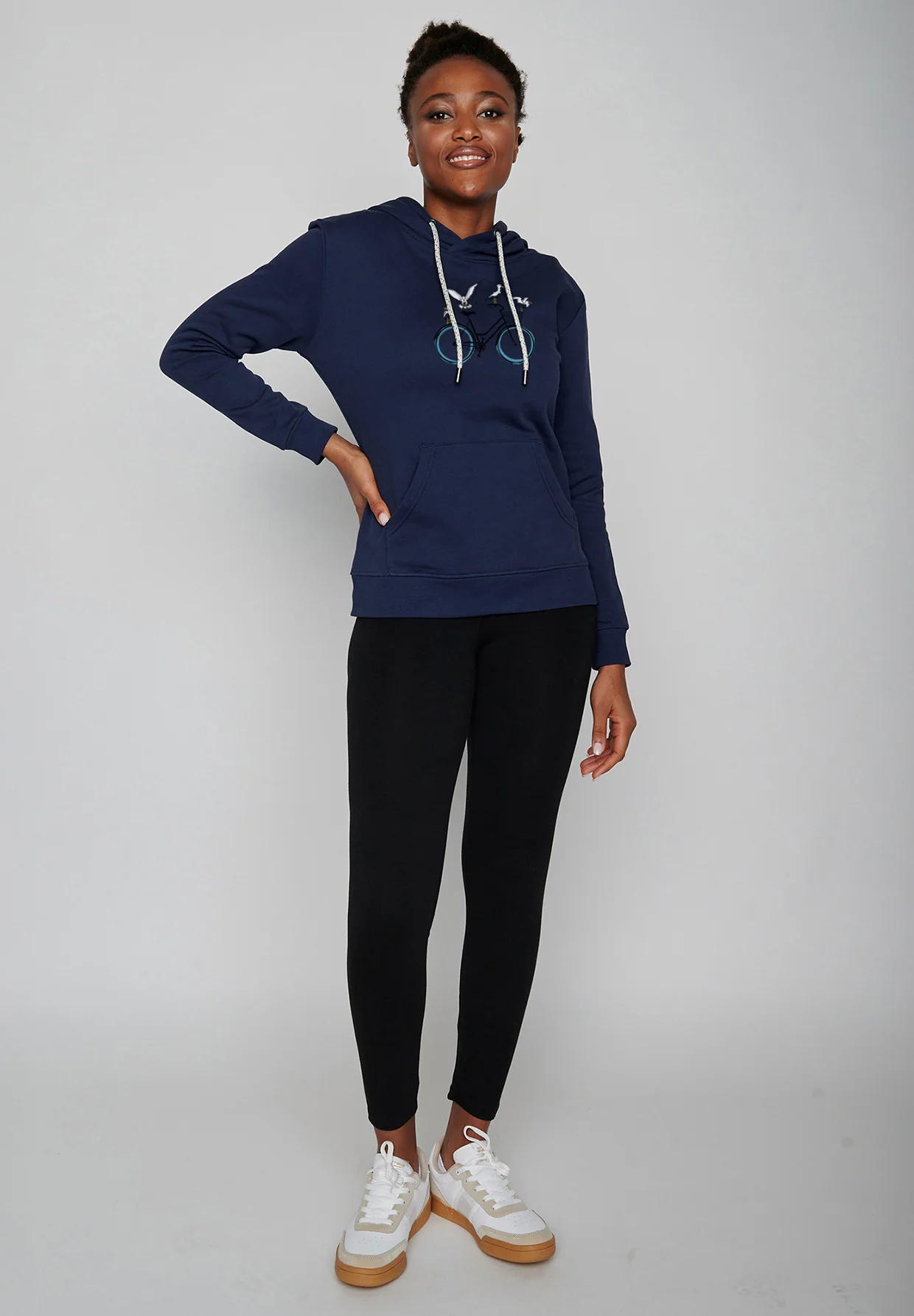 sweat à capuche femme en coton bio GOTS, détail des finitions, bleu marine