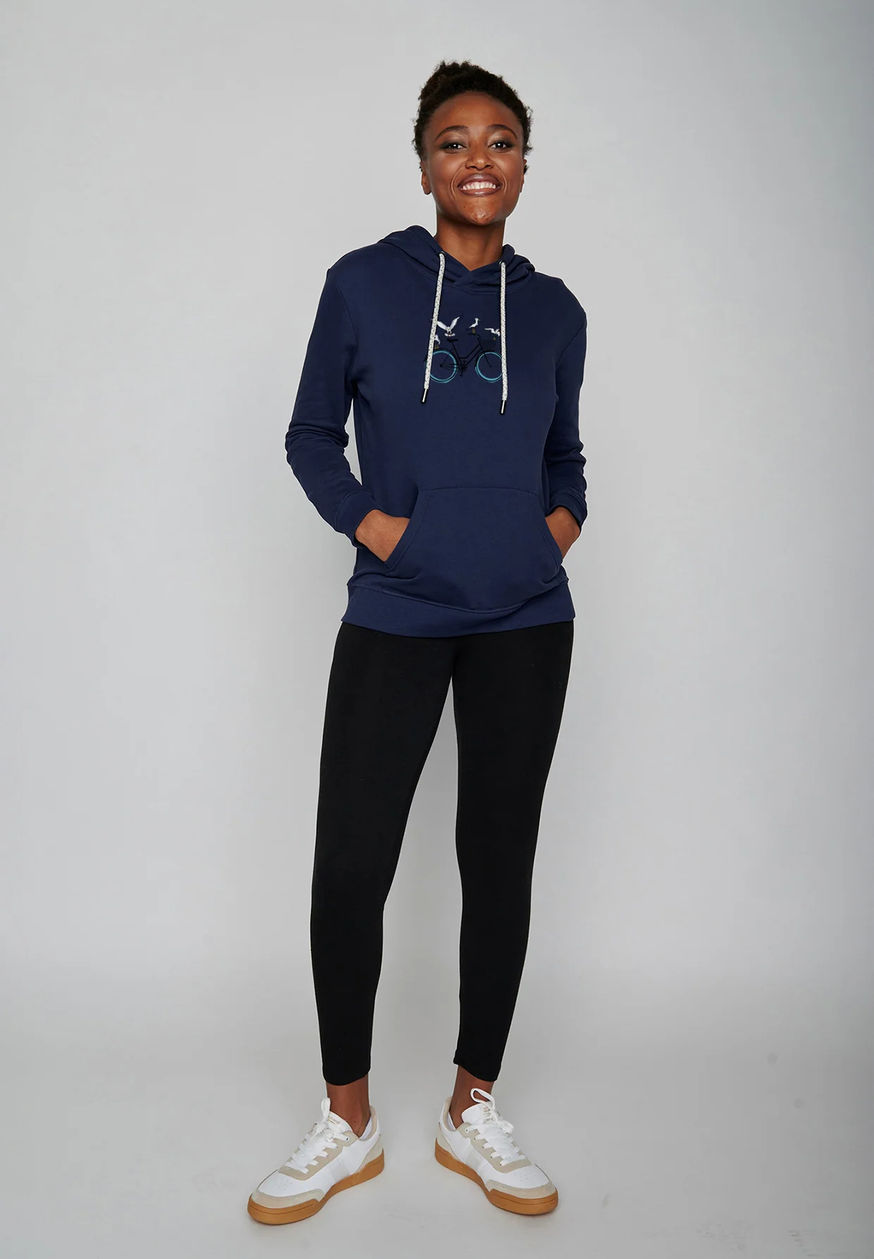 sweat à capuche femme GREENBOMB en coton bio dans son emballage, bleu marine