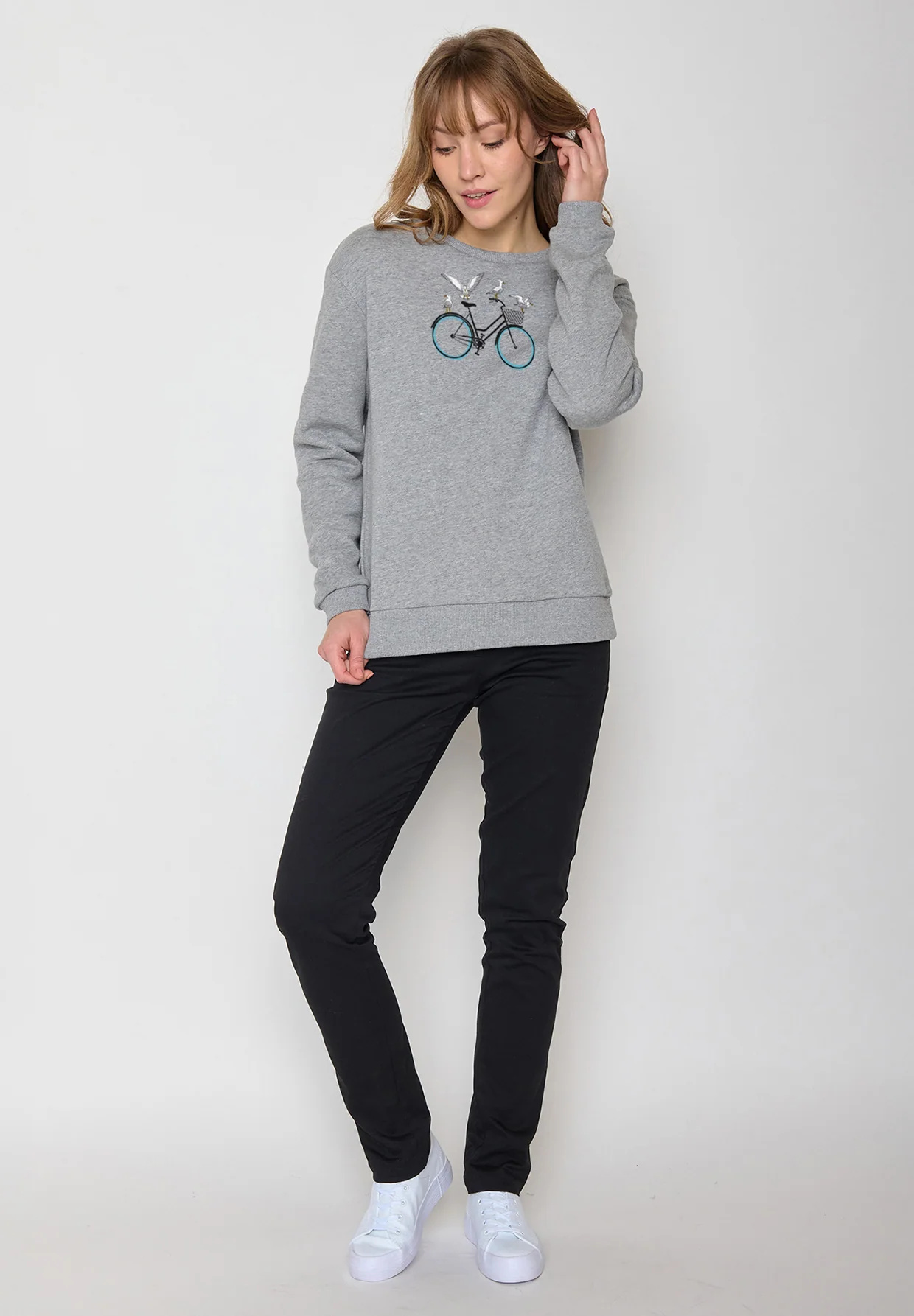 sweat femme en coton bio, vue portée en pied, gris chiné