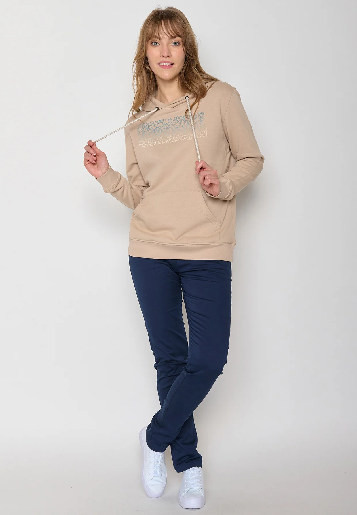 sweat à capuche femme GREENBOMB en coton bio, porté de dos, beige latte