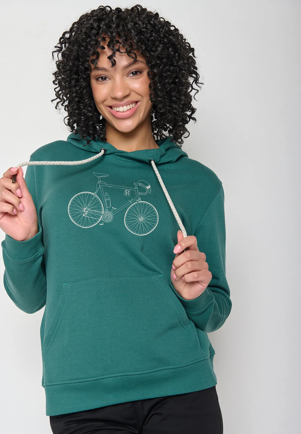 sweat à capuche femme en coton bio, vue portée en pied, vert jungle