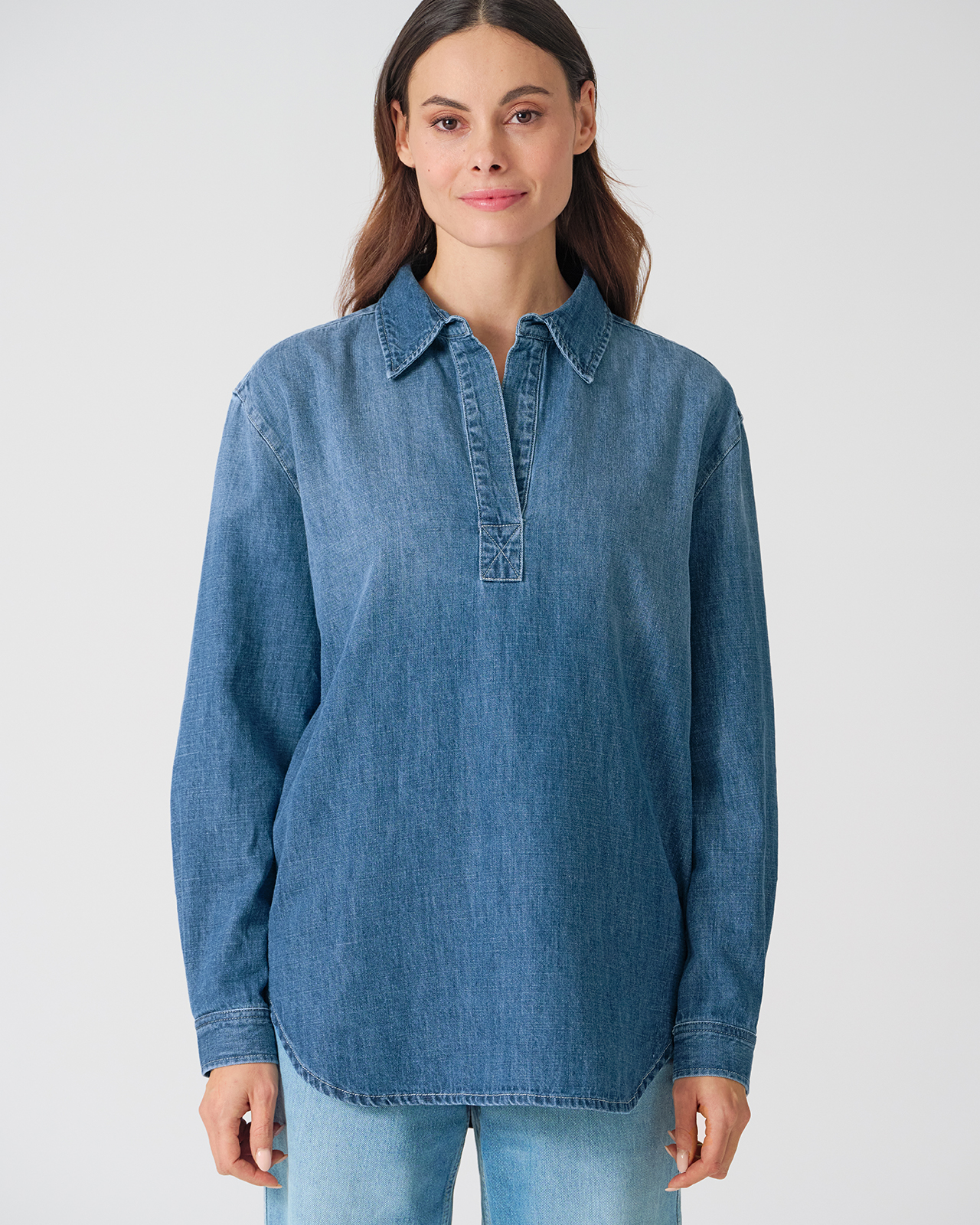 blouse femme en jean de chanvre et coton bio bleu, porté par un mannequin