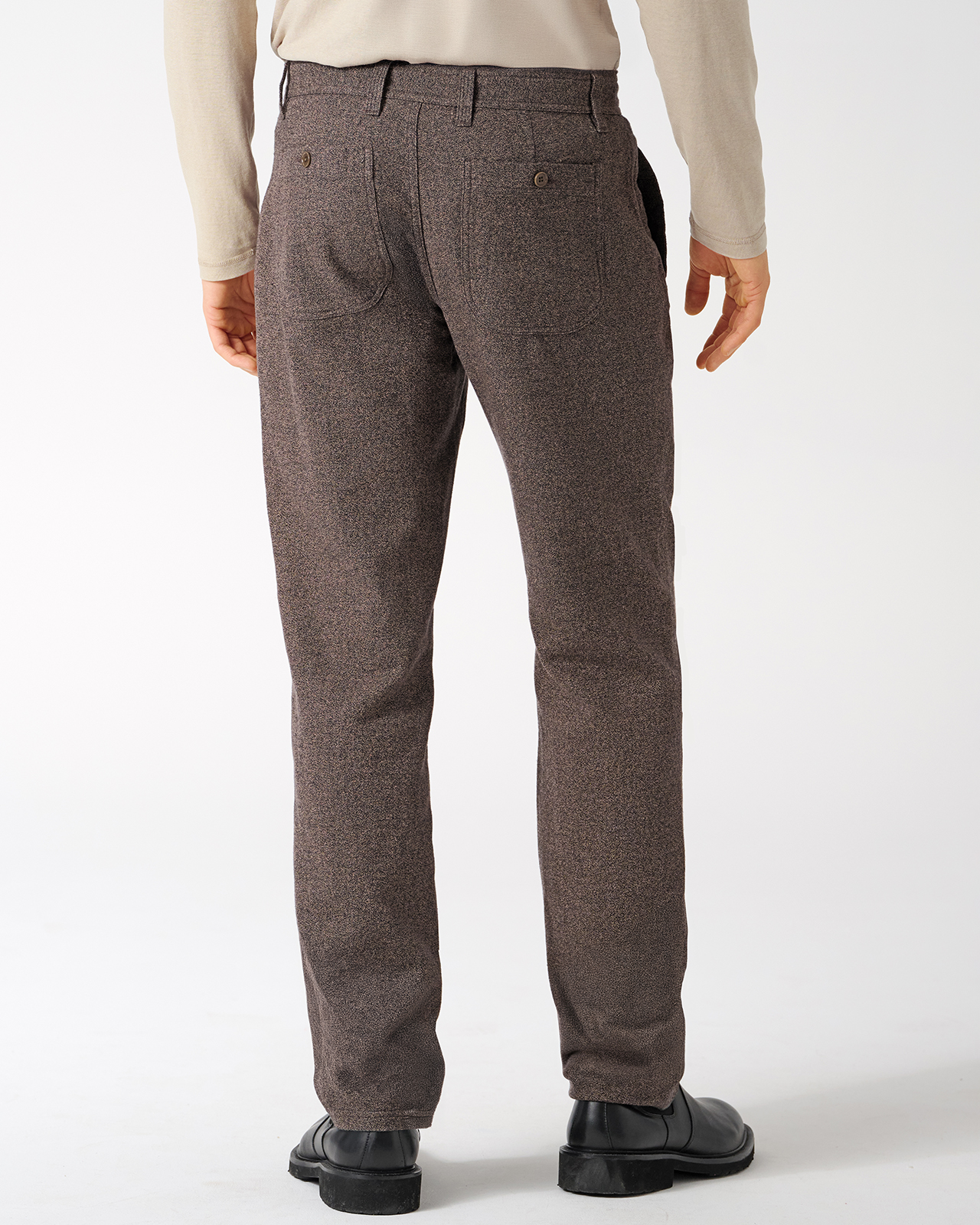 pantalon chino homme en chanvre et coton bio mocca, porté par un mannequin
