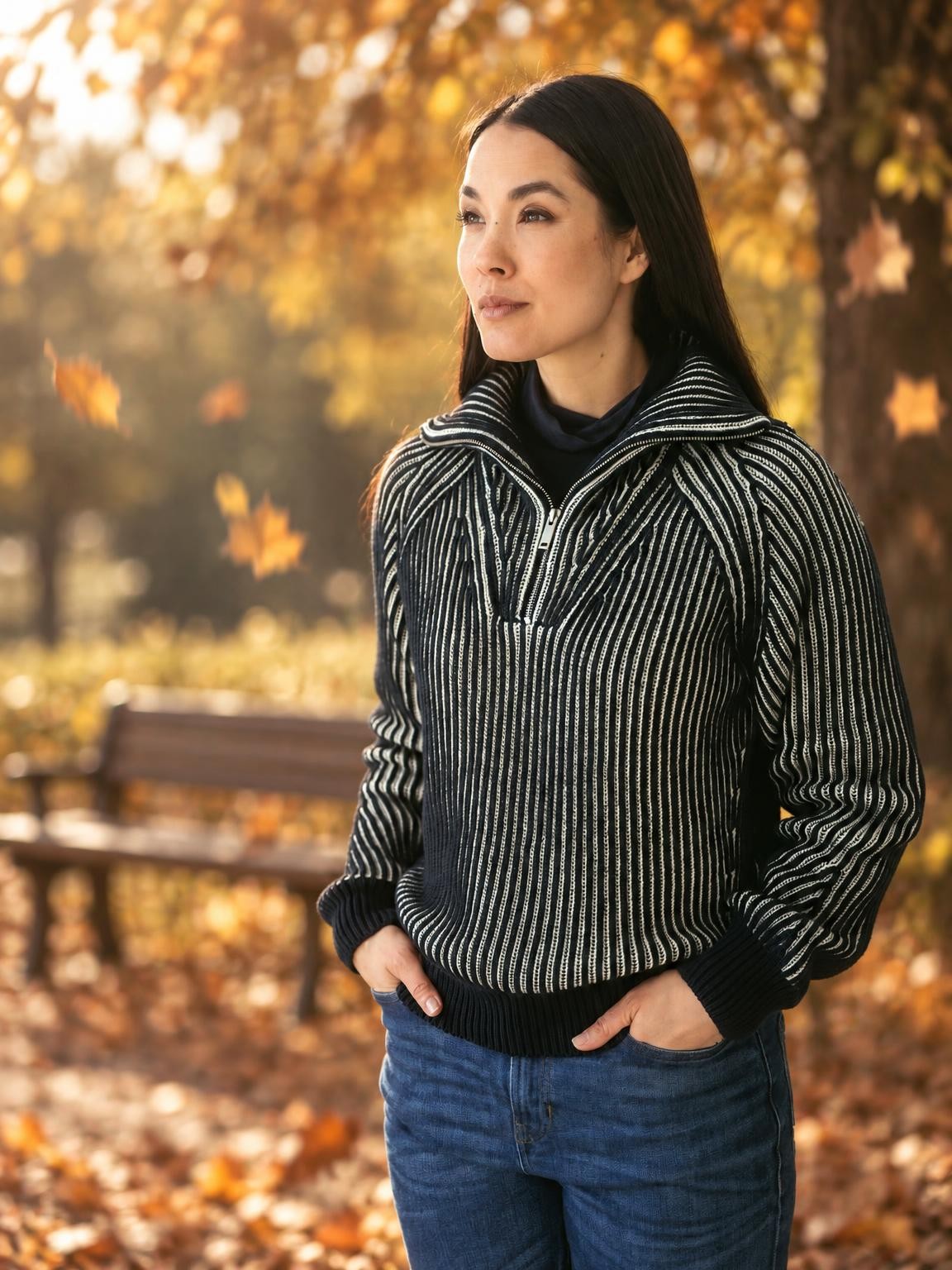 Pull col camionneur Birka en coton biologique dans un parc aux feuilles d'ambre - nouveauté Automne-Hiver Living Crafts