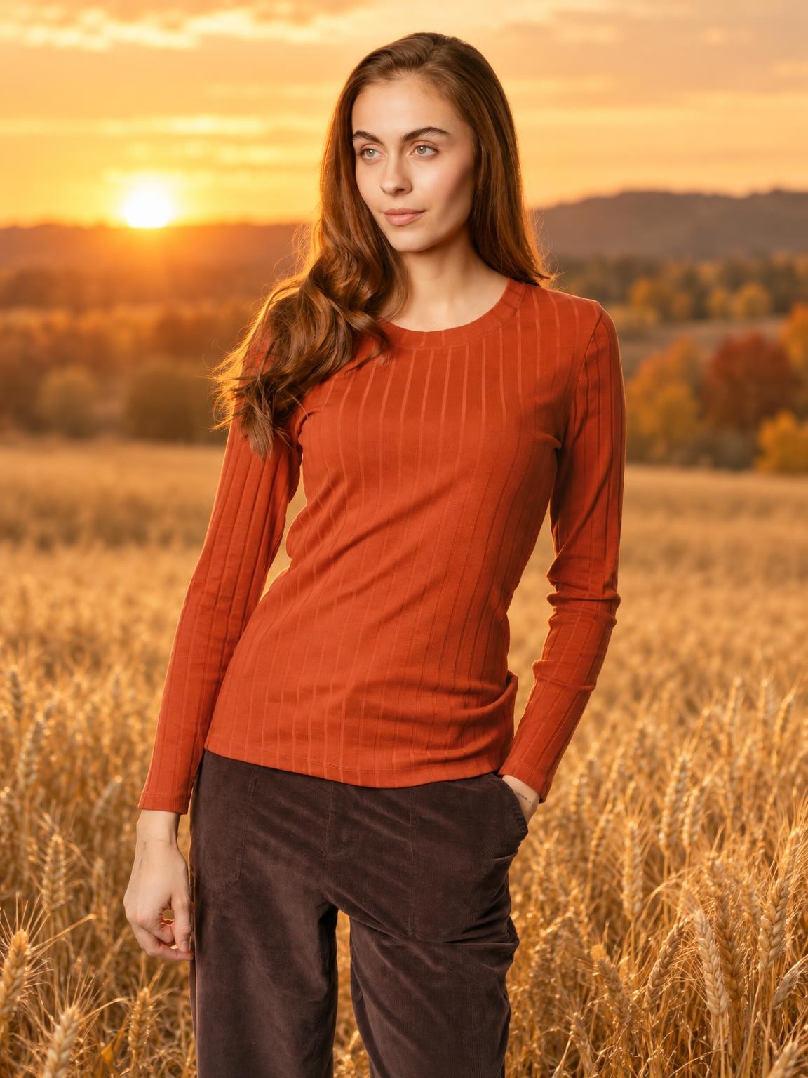 T-shirt côtelé Saphira en coton bio dans un champ doré au couchant - nouveauté Automne-Hiver Living Crafts