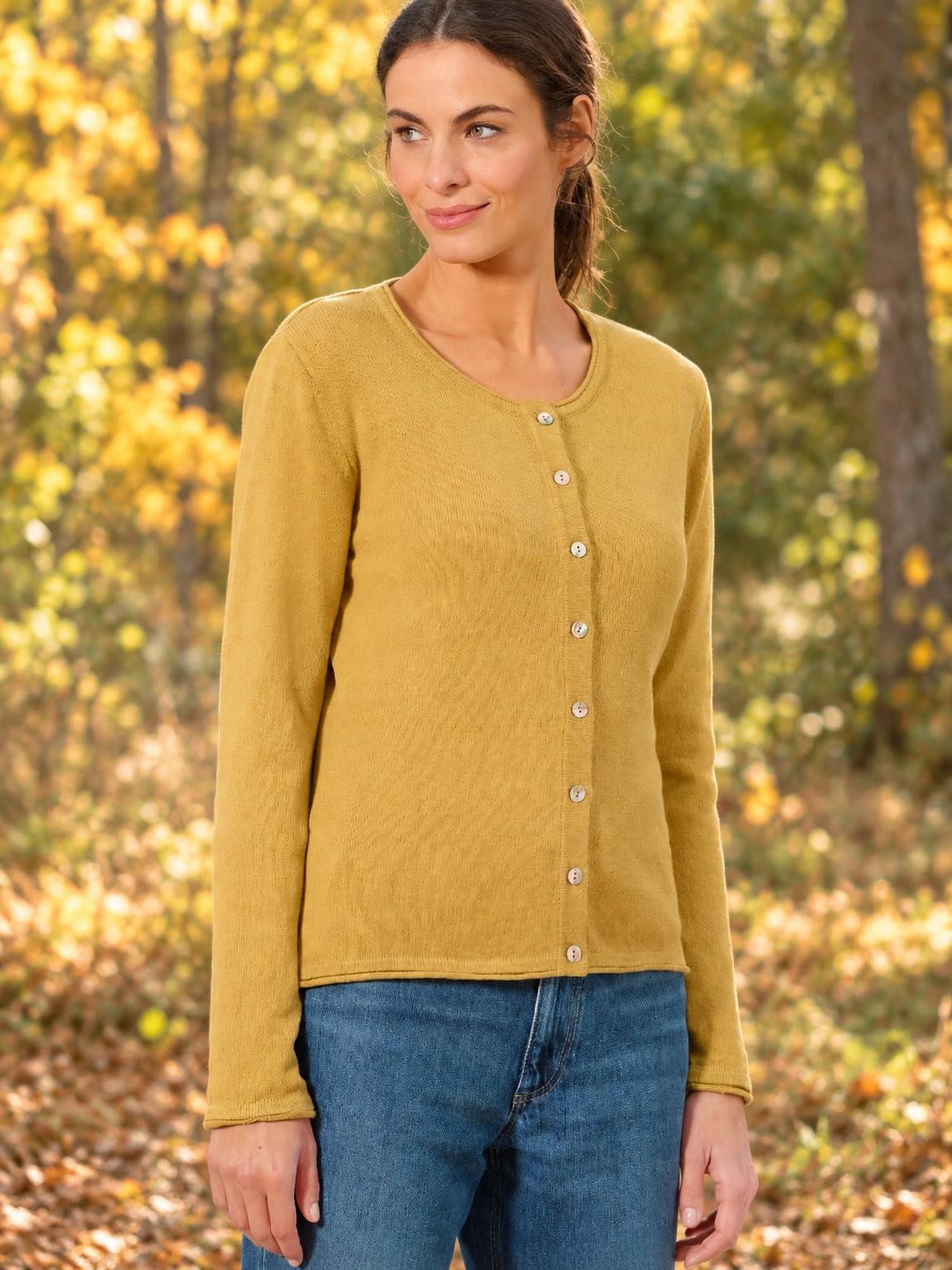 Cardigan Carina en coton bio et chanvre porté dans un décor de forêt automnale - vêtements chanvre bio Ecoline