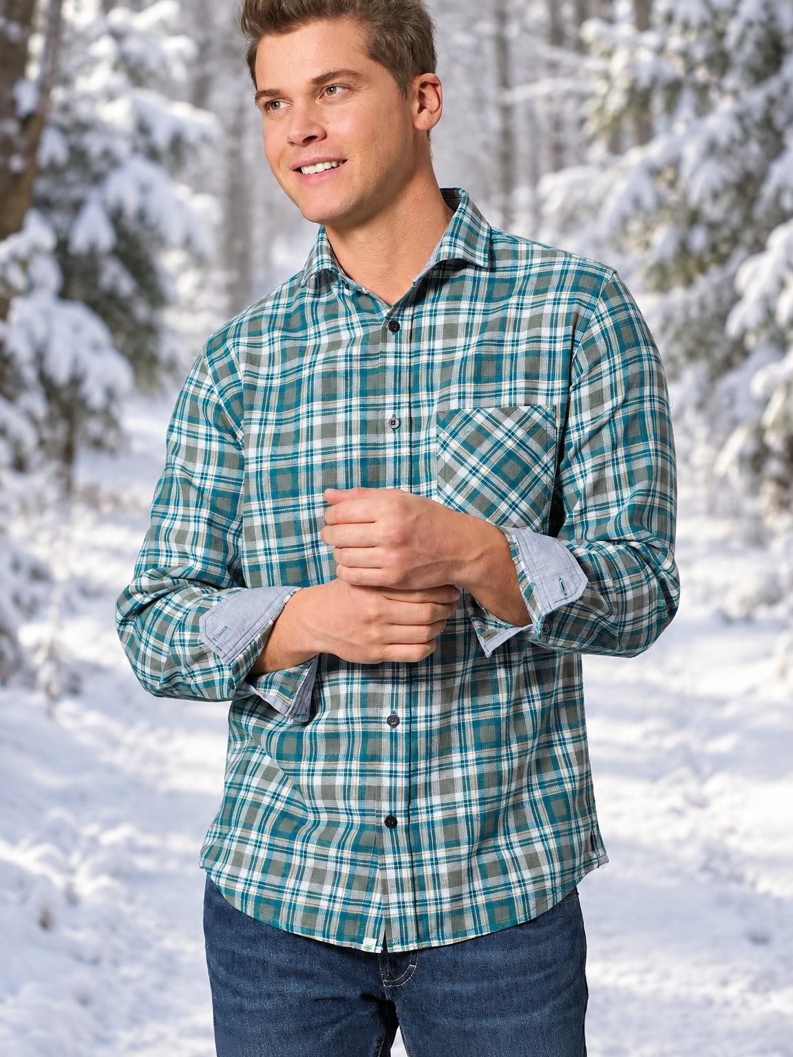 Chemise à carreaux en chanvre et coton bio portée sur un chemin forestier enneigé - Ecoline