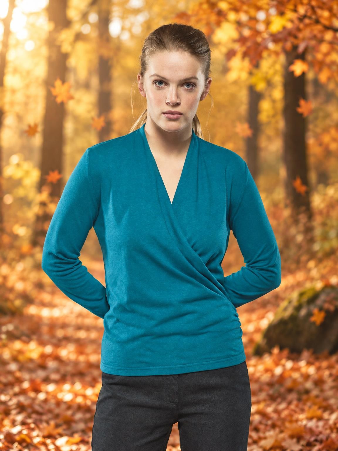 T-shirt manches longues femme 656 en chanvre et coton bio porté dans une forêt dorée d'automne - Ecoline