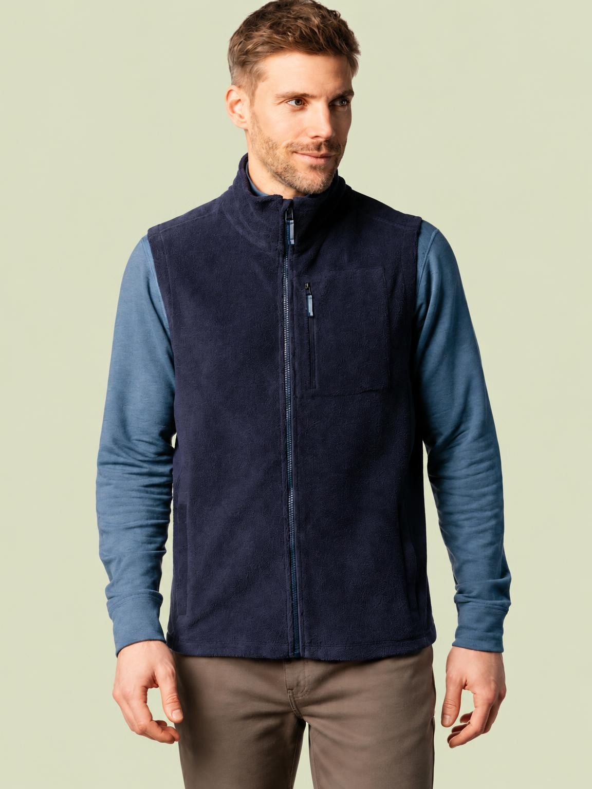 Gilet polaire Beppo en coton biologique sur fond pastel - nouveauté Automne-Hiver Living Crafts