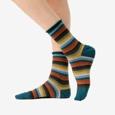 Chaussettes rayures d'automne en coton bio Alexis, portées aux pieds de profil