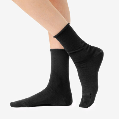 Chaussettes noires en coton bio Alexis, portées aux pieds