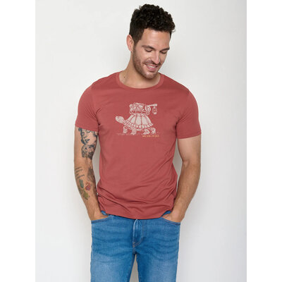 T-shirt homme tortues GREENBOMB en coton bio porté, coloris rouge couchant