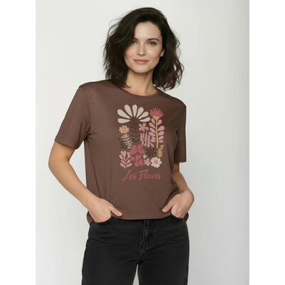 T-shirt femme à motifs fleurs GREENBOMB en coton bio, porté, coloris terre boisée