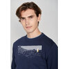 sweat homme GREENBOMB en coton bio porté, falaises, mer agitée et petit voilier, bleu marine