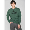 sweat homme GREENBOMB en coton bio porté, raton laveur au-dessus d'une skyline urbaine, vert bouteille