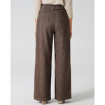 pantalon femme ample en chanvre et coton bio mocca, porté par un mannequin