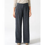 pantalon femme ample en chanvre et coton bio bleu marine, porté par un mannequin