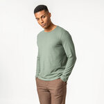 T-shirt manches longues Terik en coton bio vert pin, porté en pied de face