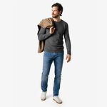 T-shirt manches longues Terik en coton bio gris foncé, porté en pied de face