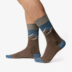 Chaussettes mi-hautes en coton bio Bibo à motif montagnes, portées aux pieds de face
