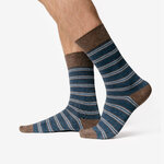 Chaussettes Bibo rayées en coton bio, portées aux pieds de profil