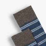 Détail des motifs des chaussettes Bibo en coton bio, rayures bleues et blanches à plat