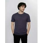 T-shirt rayé homme en coton bio certifié GOTS, rayures bleu-violet, porté