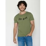 T-shirt homme à motifs ours au bord de la rivière en coton bio GOTS, vert graine, porté de face
