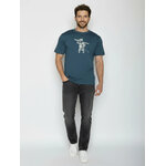T-shirt homme à motifs ours skieur en coton bio GOTS, bleu pin, porté de dos
